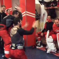 Video: Karsums un Daugaviņš pēc 'sausās' spēles godina savu vārtsargu