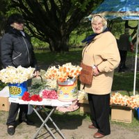 Читатель: Некоторые латышские бабушки очень рады Дню Победы