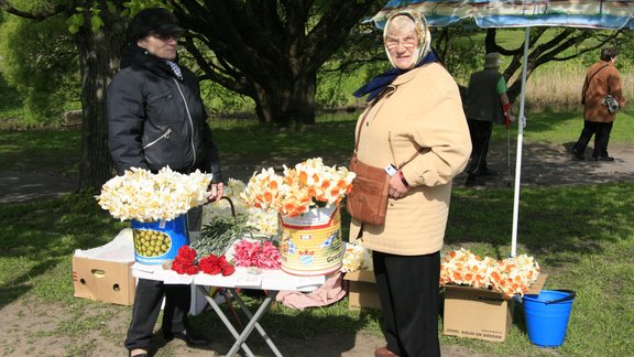  латышские бабушки очень рады Дню Победы