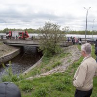 Прохожие помогли спасти водителя машины, упавшей в Рижский канал