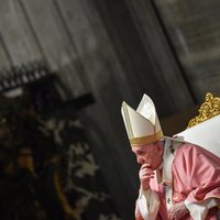 Priesteri nevar svētīt viendzimuma savienības, spriež Vatikāns
