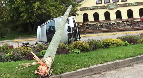 ФОТО: В Дундаге молодежь на BMW сбила столб и оставила городок без электричества