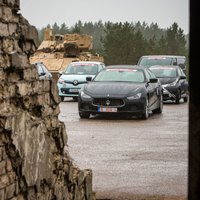 'Latvijas Gada auto 2015' lielais testa brauciens Latvijas svētku noskaņās