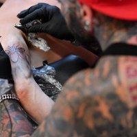 Foto: Mančestras iedzīvotāji steidz taisīt solidaritātes tetovējumus ar biti