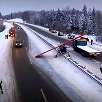 Video: Maskavas tuvumā uz autostrādes avarē neliela lidmašīna