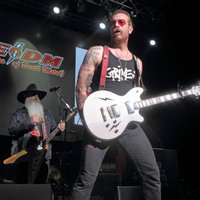 'Eagles of Death Metal' konspiratīvo komentāru dēļ liedz piedalīties festivālos