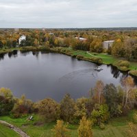 Foto: Speciāli Velnezera attīrīšanai uzbūvēta zviedru tehnika sāk ezera glābšanas darbus