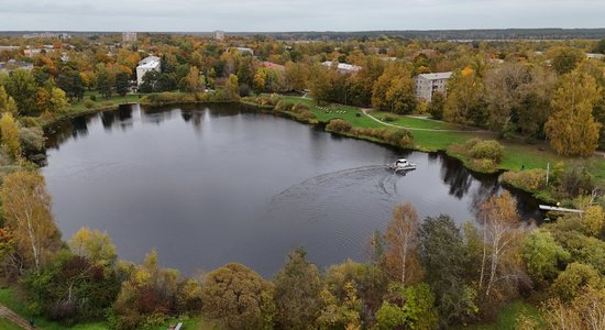 Foto: Speciāli Velnezera attīrīšanai uzbūvēta zviedru tehnika sāk ezera glābšanas darbus