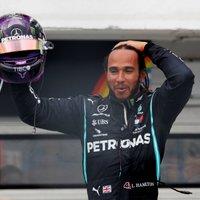 Hamiltonam Silverstonas trasē karjeras septītais 'pole position'