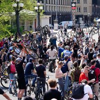 Foto: Vairāki simti velosipēdistu pulcējas 'Kritiskās masas' velobraucienā