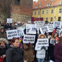 Video: 'Rokas nost no mūsu akadēmijas' – RPIVA studenti iziet ielās