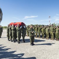 Rīgas lidostā atvadās no militāro apmācību laikā bojāgājušās Albānijas seržantes