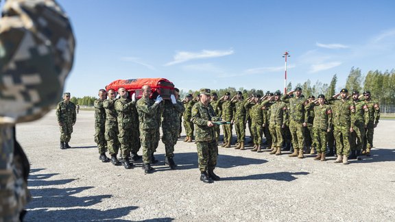 Aizsardzības nozares vadība un karavīri atvadās no militāro apmācību laikā bojāgājušā Albānijas karavīra  - 1