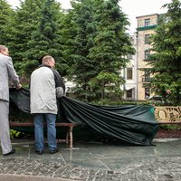 Foto: Kanālmalā atklāts soliņš-piemineklis pirmajiem Rīgas parku veidotājiem