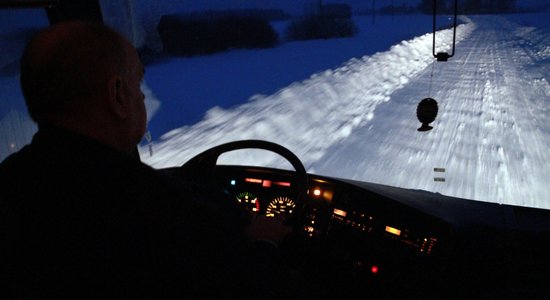 Tumsā un aukstumā vairākus kilometrus kājām uz mājām. Vai autobusa šoferis drīkst neizlaist pieturā?