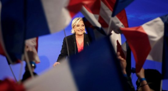 Francijā pirms vēlēšanām vadībā Lepēnas partija, liecina aptaujas 