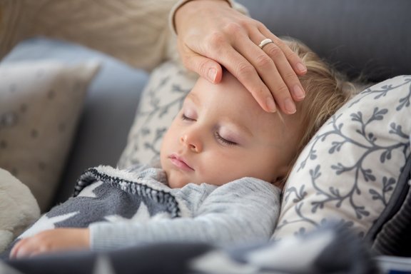 Vai slimības lapu "uz bērnu" drīkst saņemt arī tas, kurš nav bērna vecāks?