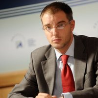 Karvas HES skandāls: Cilinskis atstādina VARAM valsts sekretāru Antonovu