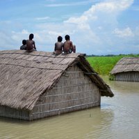 Foto: Musonu lietavu plūdos Dienvidāzijā vairāk nekā 100 bojā gājušie