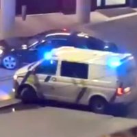 Video: Pēc bēgšanas no policijas autovadītājs ieslēdzas savā spēkratā