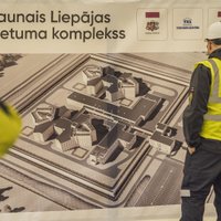 Foto: Iemūrēta kapsula jaunā Liepājas cietuma pamatos