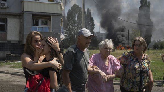 Cilvēki Harkivā pēc Krievijas kārtējā trieciena pa civiliedzīvotājiem Ukrainā 