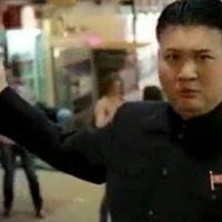 Video: Kā izskatās pasaulē pirmais profesionālais Kima Čenuna atveidotājs