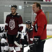 Foto: Rīgas 'Dinamo' hokejisti 'grauž ledu' treniņos pirms jaunās sezonas