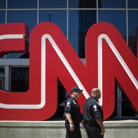 Covid-19: CNN atlaiž trīs darbiniekus, kas ieradušies darbā nevakcinēti