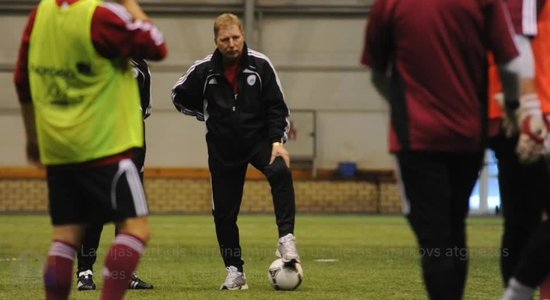 Latvijas futbols turpina mīņāties uz vietas; Starkovs atgriežas izlases galvenā trenera amatā