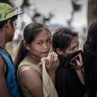 Filipīnas plosa spēcīgs taifūns; evakuē vairāk nekā 100 000 cilvēku