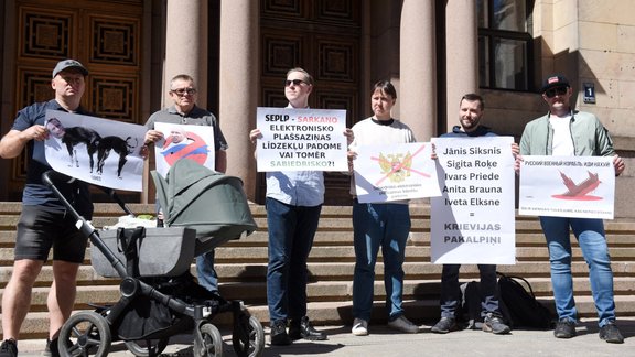 Protests pret krievu valodu sabiedriskajos medijos