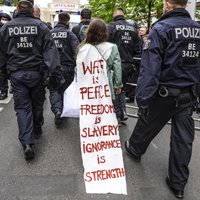 Foto: Berlīnē un Štutgartē simtiem cilvēku protestē pret pamatbrīvību ierobežošanu