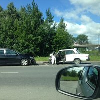 Pēc 'žiguļa' avārijas Mūkusalas ielā slimnīcā nogādā trīs cilvēkus