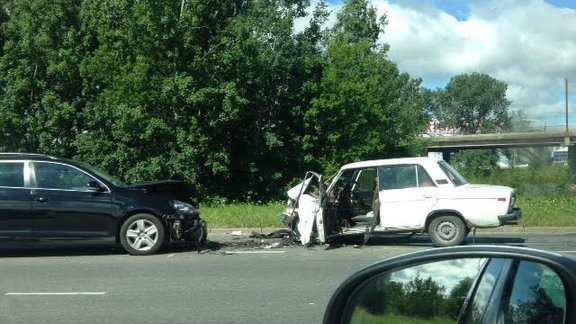 'Žiguļa' un VW sadursme Mūkusalas aplī - 2