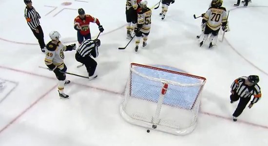 Video: NHL spēlētājs ar nūju iesit tiesnesim 