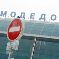 ЧП в Домодедово: стюардесса выпала из самолета и разбилась