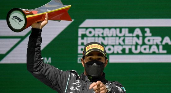 Hamiltons uzvar Portugāles 'Grand Prix' un palielina pārsvaru kopvērtējumā