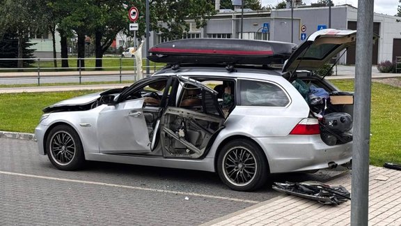 Foto: Ādažos eksplodējis BMW, viens cietušais hospitalizēts