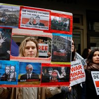 'Laupa Krievijā. Slepkavo Ukrainā': Parīzē pieprasa sankcijas Krievijas ierēdņa bijušajai sievai