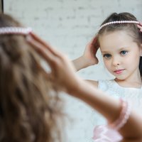 'Meita sarunājas ar savu atspulgu' – ko par to saka bērnu psihologs