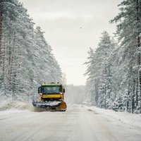 119 tehnikas vienības veic autoceļu ziemas dienesta darbus