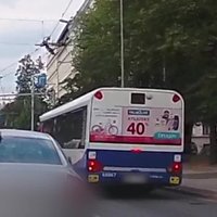 Video: RS autobusa vadītājs klaji ignorē ceļu satiksmes noteikumus