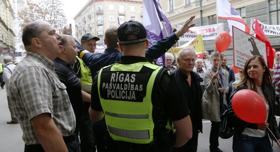 Foto: Krievu skolu aizstāvju protests pulcē vairākus tūkstošus cilvēku