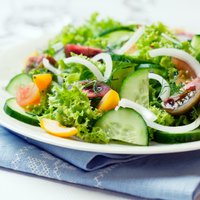 Laba daudz nevajag: kraukšķīgu lapu salātu variācijas vakariņām