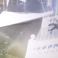 Video: Spēcīgs vējš Krimā triec vīrieti pret kāpnēm