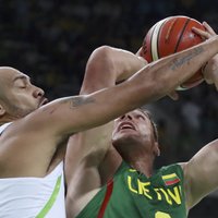 Lietuvas basketbolisti izsēj 30 punktu pārsvaru, taču nosargā uzvaru
