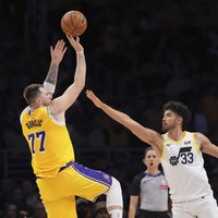 Dončičs ar graujošu uzvaru debitē "Lakers" sastāvā