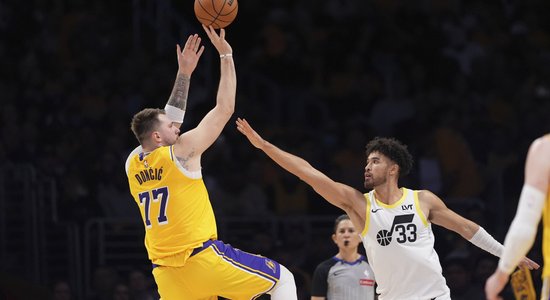 Dončičs ar graujošu uzvaru debitē "Lakers" sastāvā