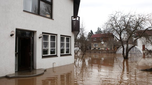 Plūdi ne vienmēr nogriež iespēju apdrošināt īpašumu pret šo risku, norāda apdrošinātāji